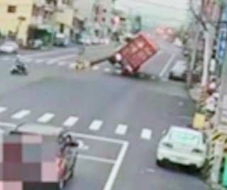 ▲聯結車左轉失控翻覆波及停在路邊的自小客。（圖／民眾提供）