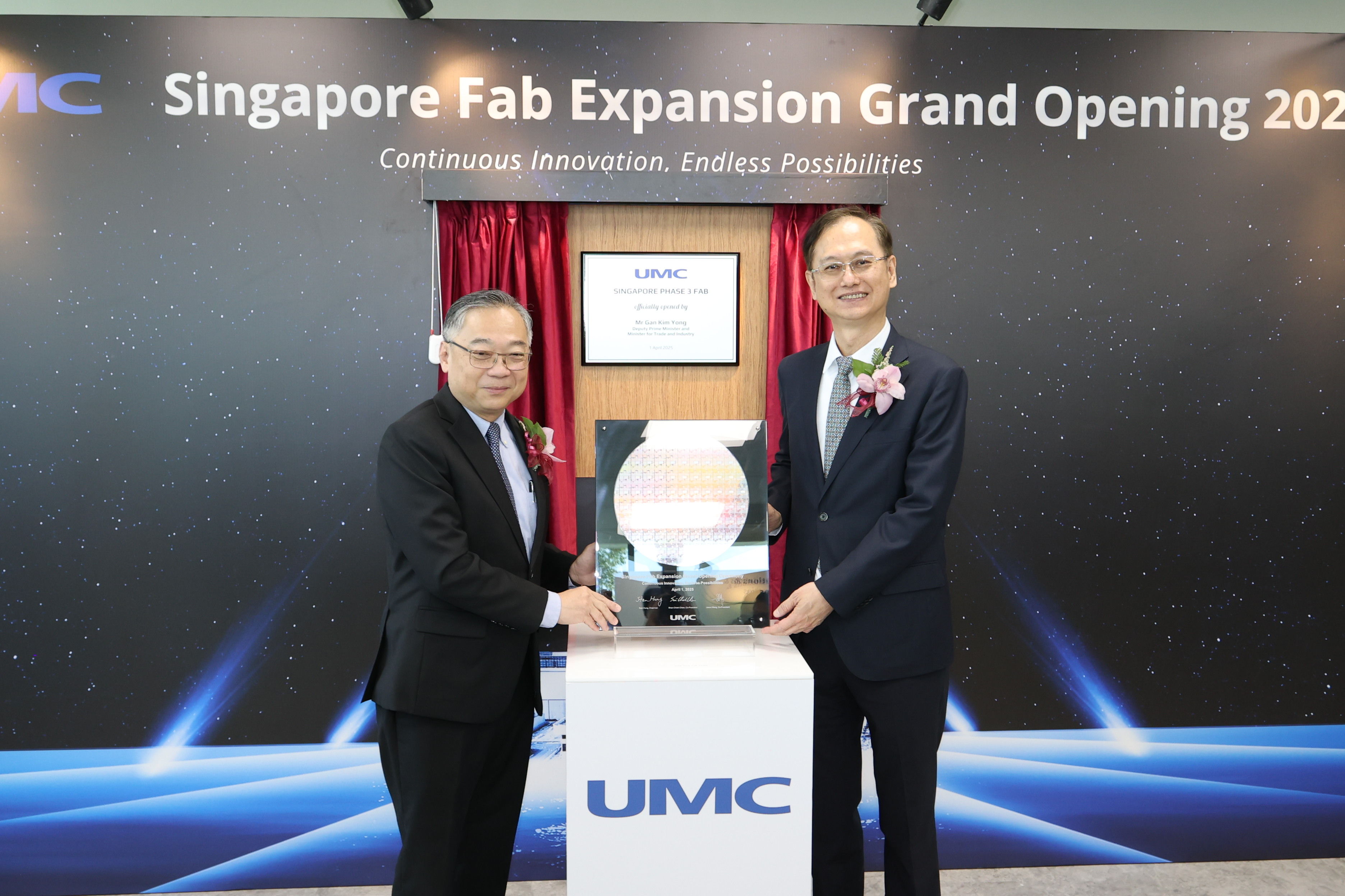 ▲▼聯電新加坡擴建新廠開幕。左為新加坡副總理顏金勇，右為聯電總經理簡山傑。（圖／聯電提供）