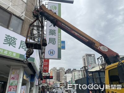 快訊/台中嚴重工安!工人拆廣告招牌3F墜落 命危搶救中