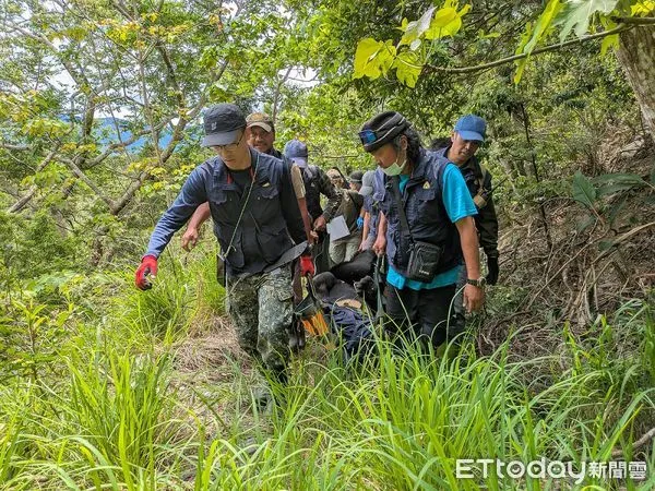 ▲▼台灣黑熊阿里曼西肯受困陷阱，花蓮分署會同野灣協會共同救援。（圖／花蓮分署提供，下同）