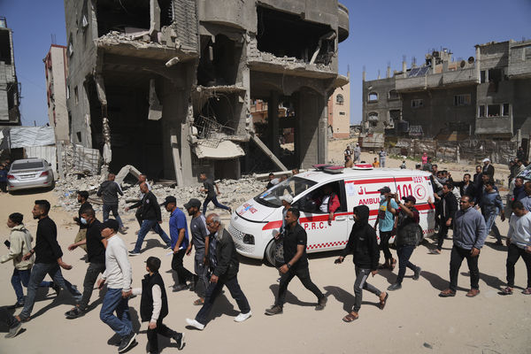 ▲▼紅新月會在一處亂葬崗中尋獲15具遭以軍攻擊而死的醫護與救援人員遺體。（圖／達志影像／美聯社）