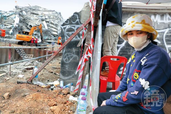 一名泰國女子在曼谷塌樓現場焦急等待，期盼親人能平安獲救。