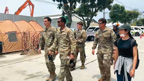 美軍抵達泰國曼谷塌樓現場勘查，並與泰國政府人員交換意見。（翻攝畫面）