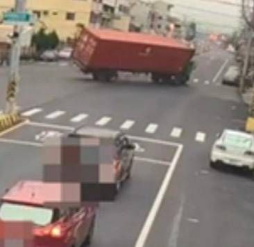 ▲聯結車左轉失控翻覆波及停在路邊的自小客。（圖／民眾提供）