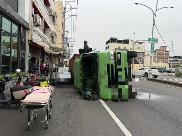 ▲聯結車左轉失控翻覆波及停在路邊的自小客。（圖／民眾提供）