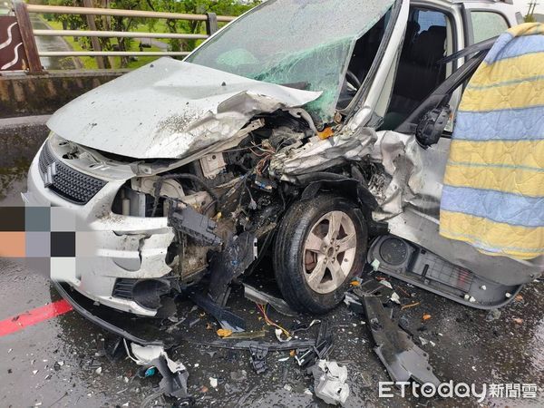 ▲▼宜蘭三星鄉大洲橋上，三車擦撞，釀4人受傷送醫。（圖／記者游芳男翻攝，下同）