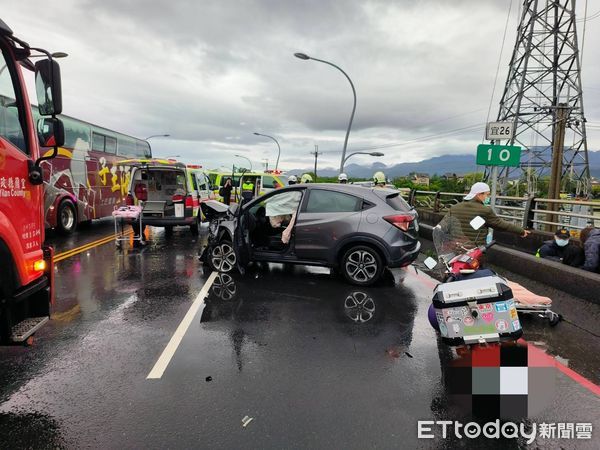 ▲▼宜蘭三星鄉大洲橋上，三車擦撞，釀4人受傷送醫。（圖／記者游芳男翻攝，下同）