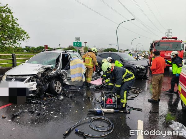 ▲▼宜蘭三星鄉大洲橋上，三車擦撞，釀4人受傷送醫。（圖／記者游芳男翻攝，下同）