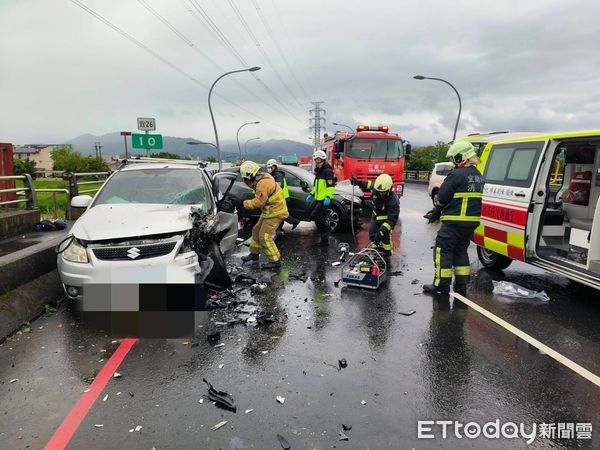 ▲▼宜蘭三星鄉大洲橋上，三車擦撞，釀4人受傷送醫。（圖／記者游芳男翻攝，下同）
