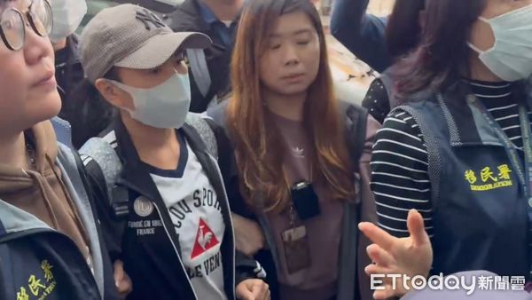 ▲▼陸配小微抵達桃機，高喊我錯了嗎。（圖／記者沈繼昌攝，下同）