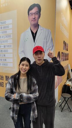 ▲余祥銓(右)與柔柔(左)力挺好友吳院長。（圖／記者葉文正攝）