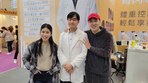 ▲余祥銓(右)與柔柔(左)力挺好友吳院長。（圖／記者葉文正攝）