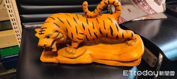 ▲文山區興安宮廟內虎爺遭鄭男竊取並彩繪上色。（圖／記者張君豪翻攝）