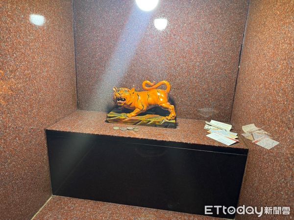 ▲文山區興安宮廟內虎爺遭鄭男竊取並彩繪上色。（圖／記者張君豪翻攝）