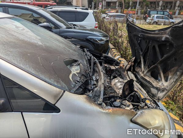 ▲▼陳姓男子開車停進停車場時，引擎蓋突然冒出濃煙。（圖／記者吳世龍翻攝）