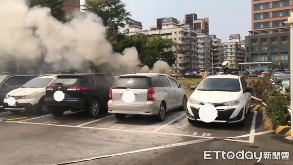 ▲▼陳姓男子開車停進停車場時，引擎蓋突然冒出濃煙。（圖／記者吳世龍翻攝）