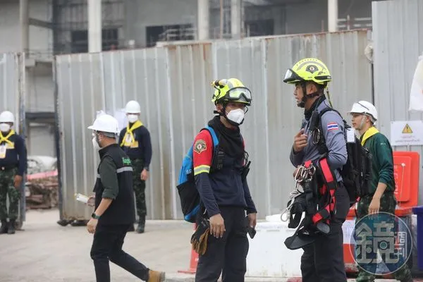 民間救難組織在現場待命，若發現遺體便進入協助。