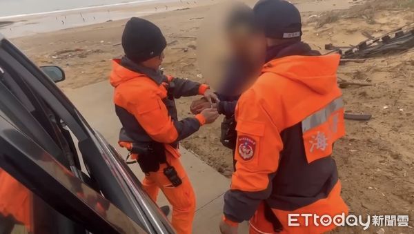 ▲陸男划橡皮艇偷渡金門。（圖／記者林名揚翻攝，下同）