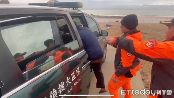 ▲陸男划橡皮艇偷渡金門。（圖／記者林名揚翻攝，下同）