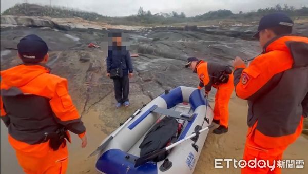 ▲陸男划橡皮艇偷渡金門。（圖／記者林名揚翻攝，下同）