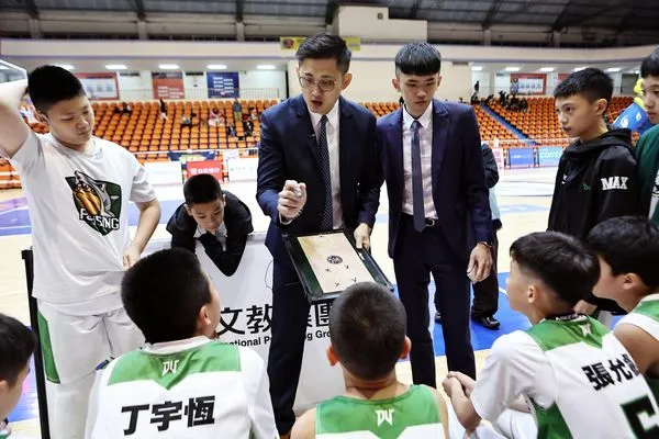 ▲退役球星左從凱擔任台北復興國小總教練、前職籃球員呂奇旻到場為台中新平國小加油打氣。（圖／小學聯賽提供）