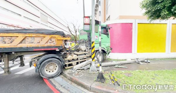 ▲桃園市廖姓男子今天上午駕駛砂石車行經中壢區吉林路疑似恍神撞上路口路燈，導致路燈斷裂毀損。（圖／記者沈繼昌翻攝）