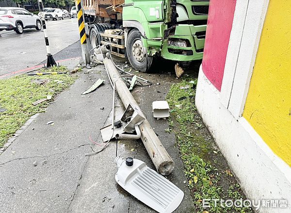 ▲桃園市廖姓男子今天上午駕駛砂石車行經中壢區吉林路疑似恍神撞上路口路燈，路燈被撞斷裂毀損。（圖／記者沈繼昌翻攝）