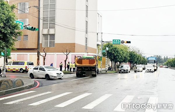▲中壢區吉林路今天上午發生砂石車撞擊林路口處路燈，警方到場處理。（圖／記者沈繼昌翻攝）