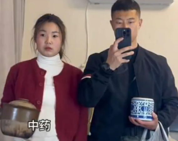 ▲▼夫妻備孕無果竟到烈士陵園求子。（圖／翻攝自微博／瀟湘晨報）