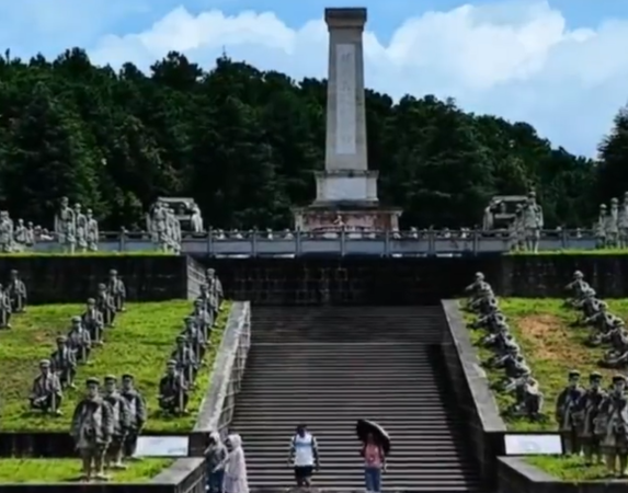 ▲▼夫妻備孕無果竟到烈士陵園求子。（圖／翻攝自微博／瀟湘晨報）