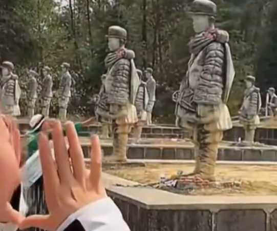 ▲▼夫妻備孕無果竟到烈士陵園求子。（圖／翻攝自微博／瀟湘晨報）