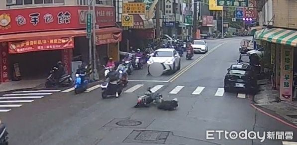 ▲台中有3輛機車自摔翻滾倒路中，警方已調監視器查漏油者。（圖／民眾提供）