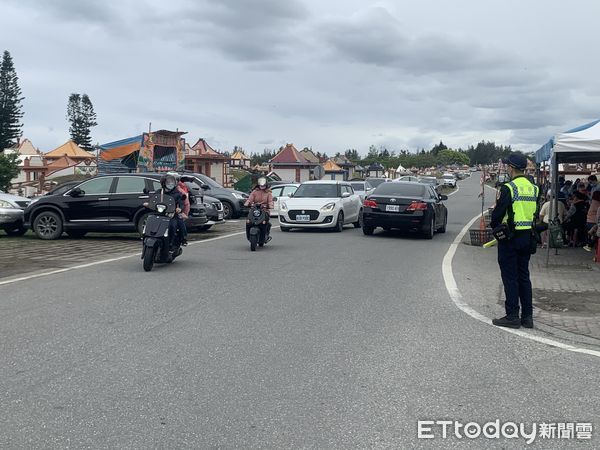 ▲▼因應清明連假人車潮，新城警方於重要路口設崗，加強交通疏導管制措施。（圖／新城警分局提供，下同）