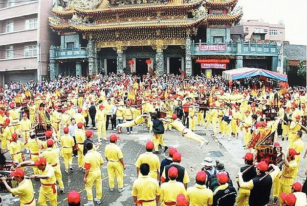 ▲桃園市大園區竹圍福海宮慶祝輔信王公誕辰將於4/5舉辦「飛輦轎」活動。（資料照／福海宮提供）。