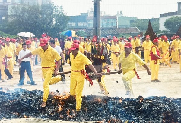 ▲桃園市竹圍福海宮每年農曆三月初八輔信王公誕辰「過金火」活動。（資料照／福海宮提供）