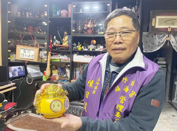 ▲桃園市竹圍福海宮主委陳日淡說，廟方準備限量結緣品「聚寶盆」，由輔信王公加持後供各方香客、信徒認購。（圖／福海宮提供）