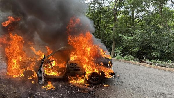 ▲彰化芬園鄉偏僻山區發生離奇火燒車。（圖／記者唐詠絮翻攝）