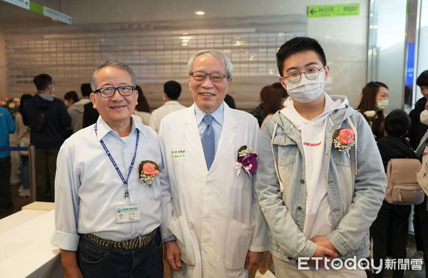 ▲中醫大附醫器官移植中心鄭隆賓榮譽院長帶領與會者共同演唱「感恩的心」及「感謝你的愛」，場面溫馨感人。（圖／記者游瓊華翻攝）