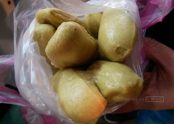 ▲▼【三和夜市美食】無名手工饅頭，在地超過40年黑糖小饅頭推薦。（圖／部落客陳小可授權提供）