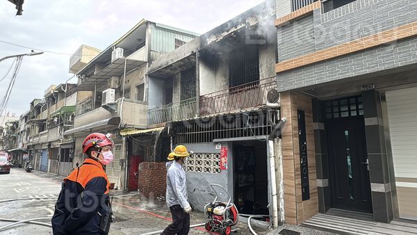 ▲▼             高雄市前鎮區瑞隆路一棟透天厝今天下午發生火警。（圖／記者吳世龍攝，下同）