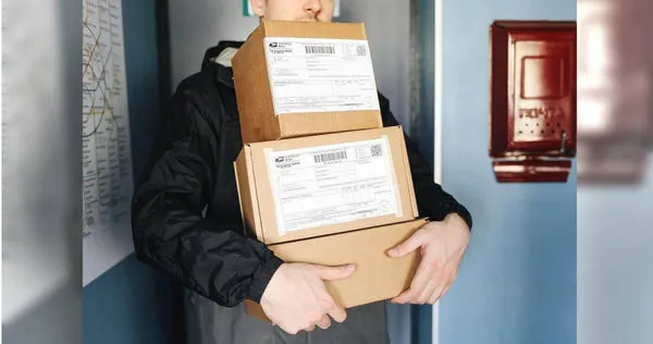 中國無錫一名李姓快遞員日前在送貨時，發現一名收件人100個貨到付款的包裹，讓他瞬間警覺對方可能遭到詐騙，立刻報警。（示意圖／Pixabay）