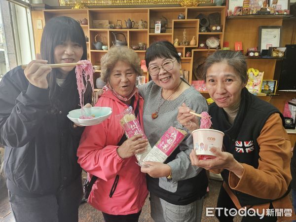 ▲澐軒私藏坊李壽郎、黃鳳伉儷贈送紅龍果麵線，及蔡銘貴執行長贈送媽祖加持購物袋予雲林家扶，並由黃凱議長代表受贈。（圖／記者游瓊華翻攝）