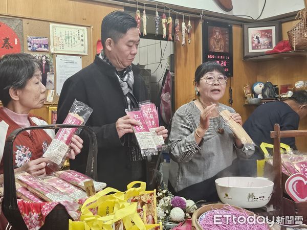 ▲澐軒私藏坊李壽郎、黃鳳伉儷贈送紅龍果麵線，及蔡銘貴執行長贈送媽祖加持購物袋予雲林家扶，並由黃凱議長代表受贈。（圖／記者游瓊華翻攝）