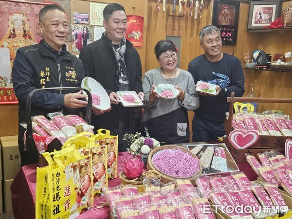 ▲澐軒私藏坊李壽郎、黃鳳伉儷贈送紅龍果麵線，及蔡銘貴執行長贈送媽祖加持購物袋予雲林家扶，並由黃凱議長代表受贈。（圖／記者游瓊華翻攝）