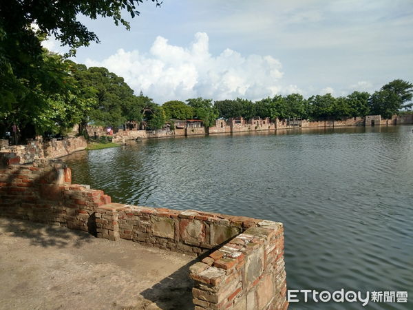 ▲遊訪台南學甲區秘境「老塘湖藝術村」，賞蜀葵花、看濕地「黑面琵鷺」吃古早味「麻油煎椪餅」。（圖／記者林東良翻攝，下同）