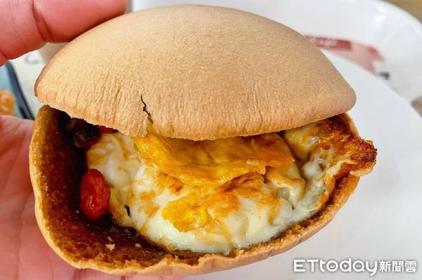 ▲遊訪台南學甲區秘境「老塘湖藝術村」，賞蜀葵花、看濕地「黑面琵鷺」吃古早味「麻油煎椪餅」。（圖／記者林東良翻攝，下同）