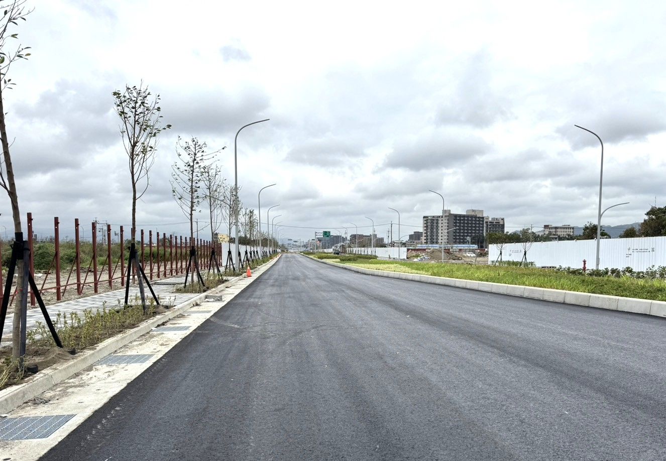 ▲新北塭仔圳重劃進度50% 圍籬新標語預告水綠新都心。（圖／新北市地政局提供）