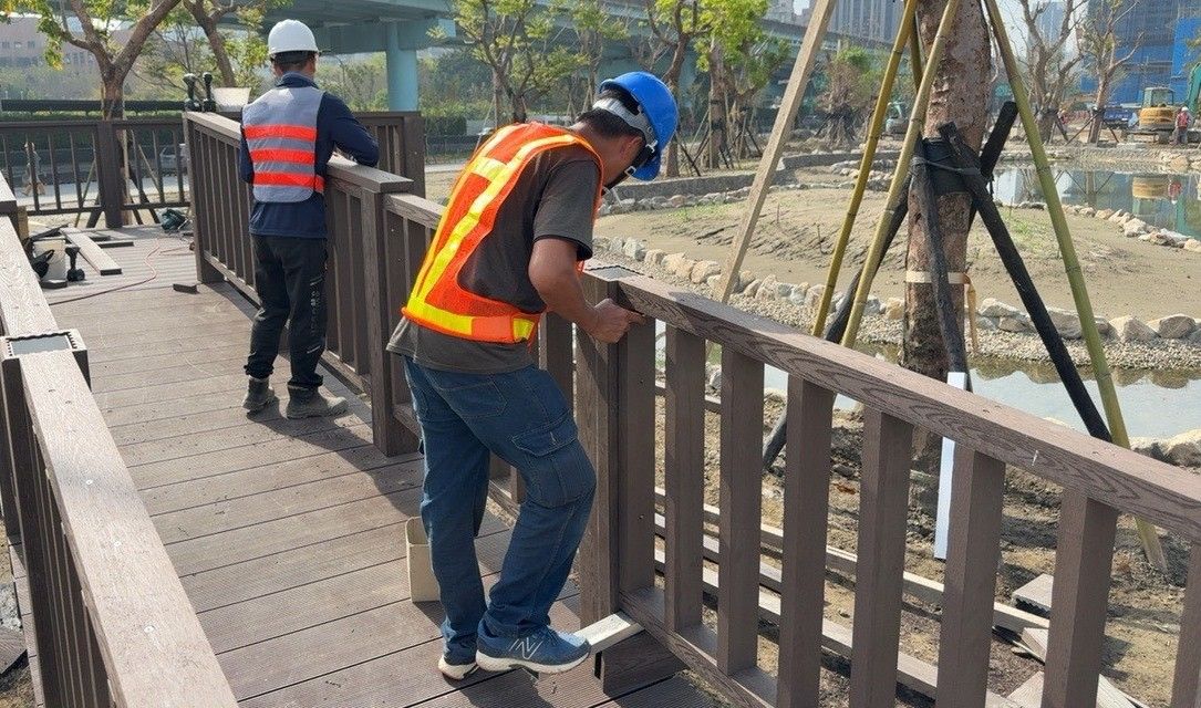 ▲新北塭仔圳重劃進度50% 圍籬新標語預告水綠新都心。（圖／新北市地政局提供）