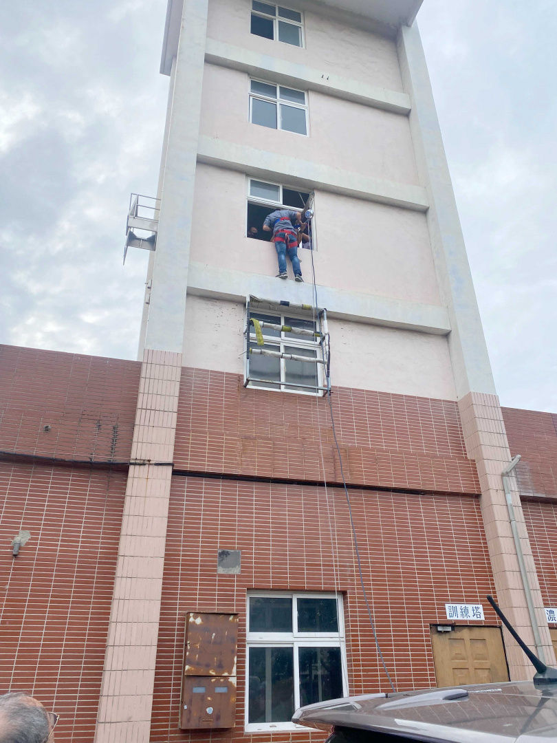 接手防災訓練課程的「專業機構」與昔日各縣市消防局所辦理訓練課程相同，價差卻高達7000塊，令民眾難以接受。圖為台南市消防局去年所辦訓練。（圖／翻攝自台南市政府官網）