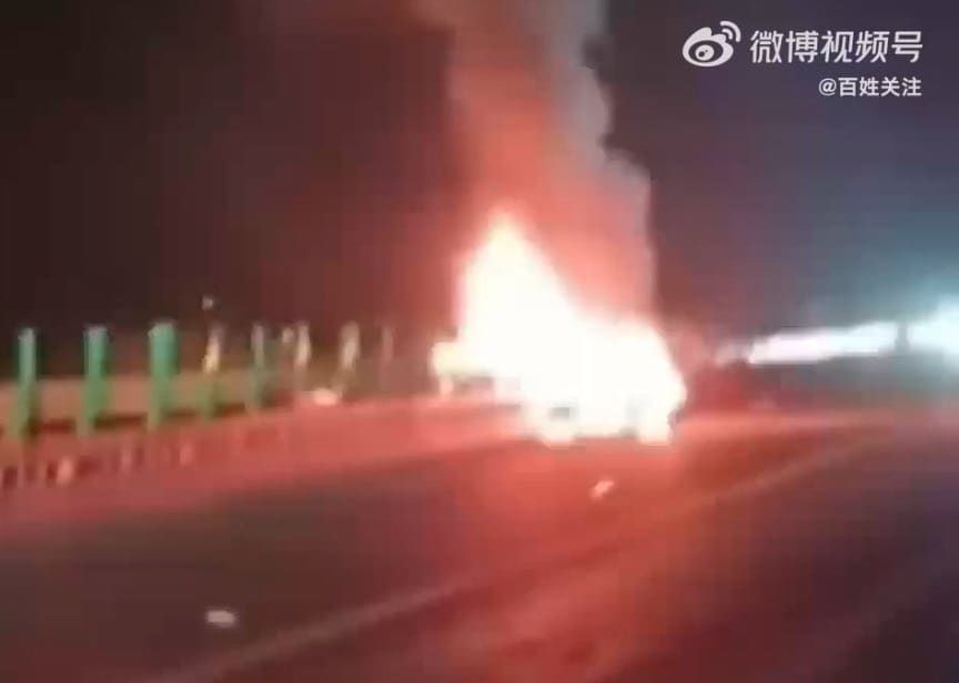 ▲▼小米SU7燃燒畫面曝光。（圖／翻攝自微博／百姓關注）